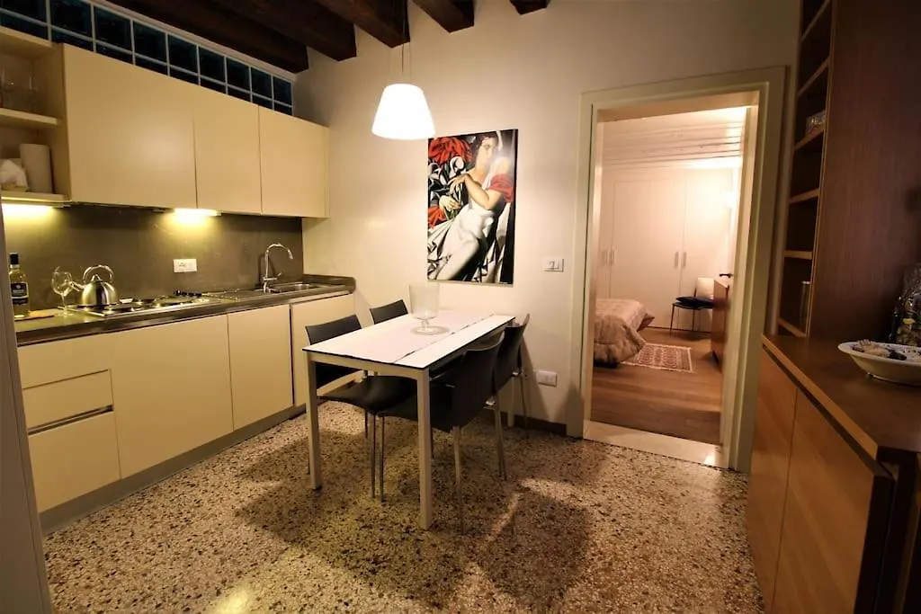 San Marco Charming Apartment With Canal View Venice